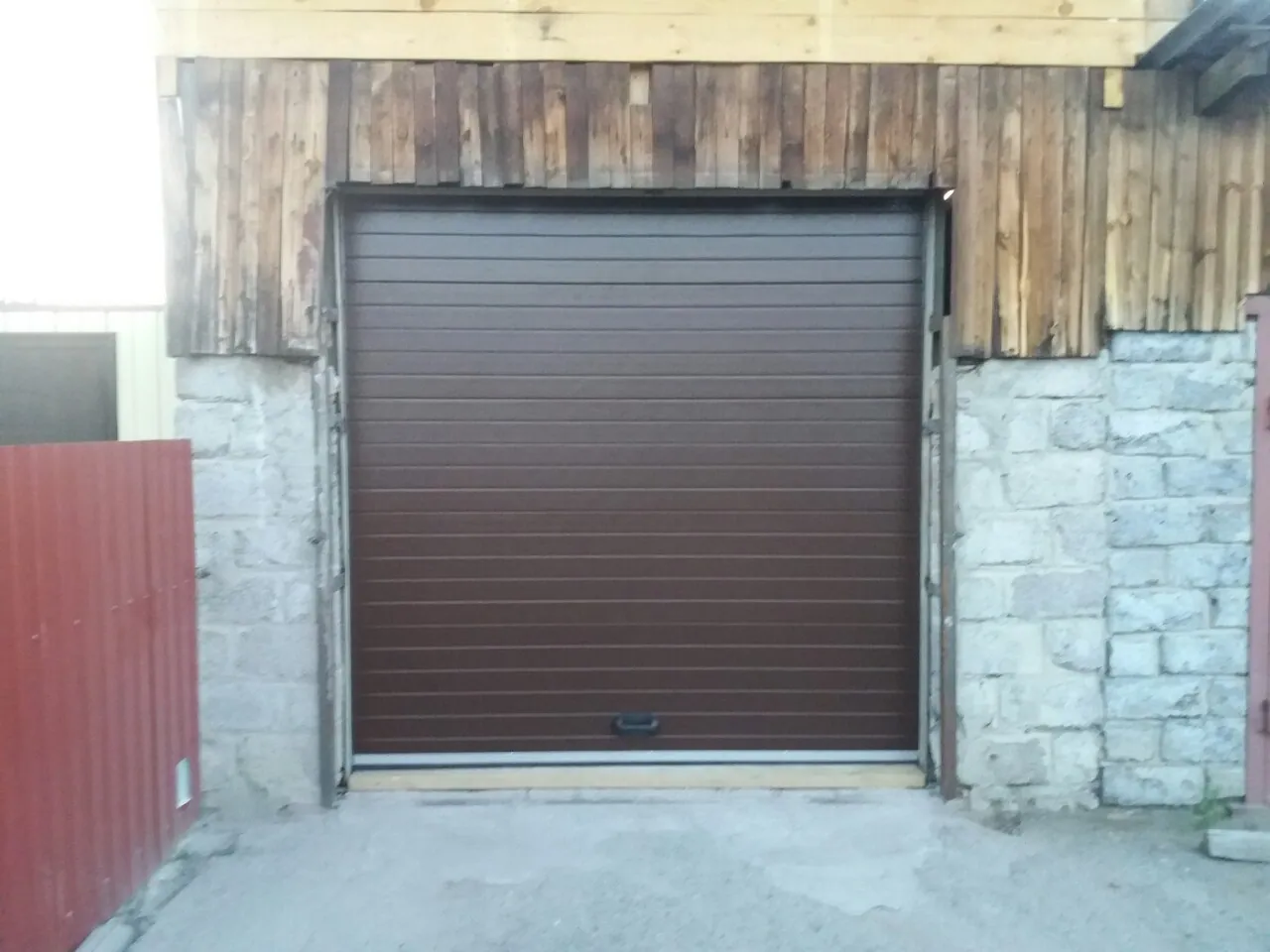 Монтаж секционных ворот Damast 2400х2500